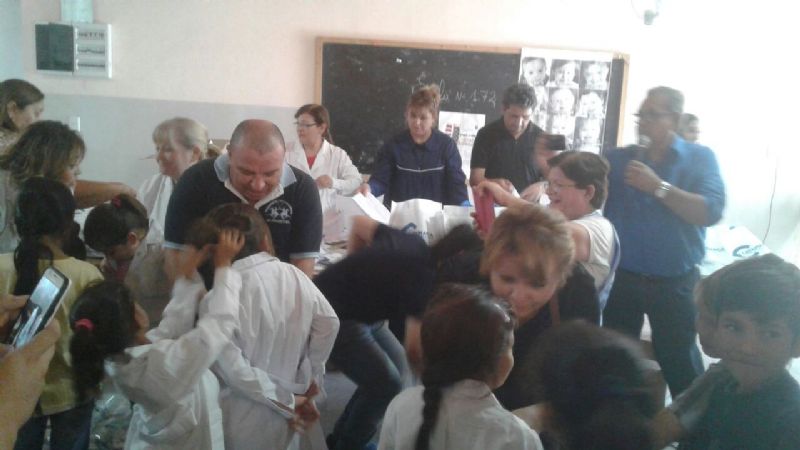 Entrega de Guardapolvos y Kits Escolares