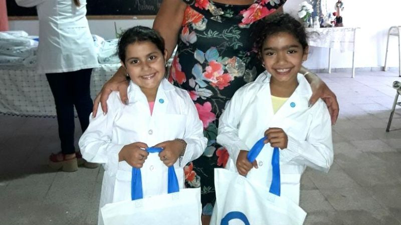 Entrega de Guardapolvos y Kits Escolares