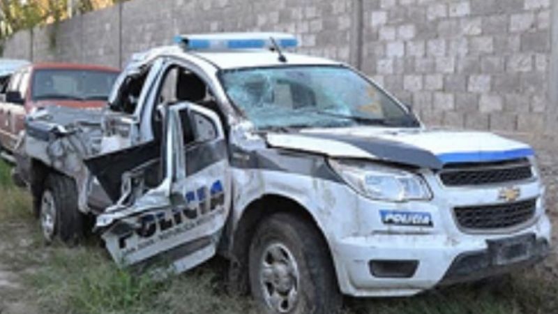 Huyeron de un control y chocaron contra un patrullero