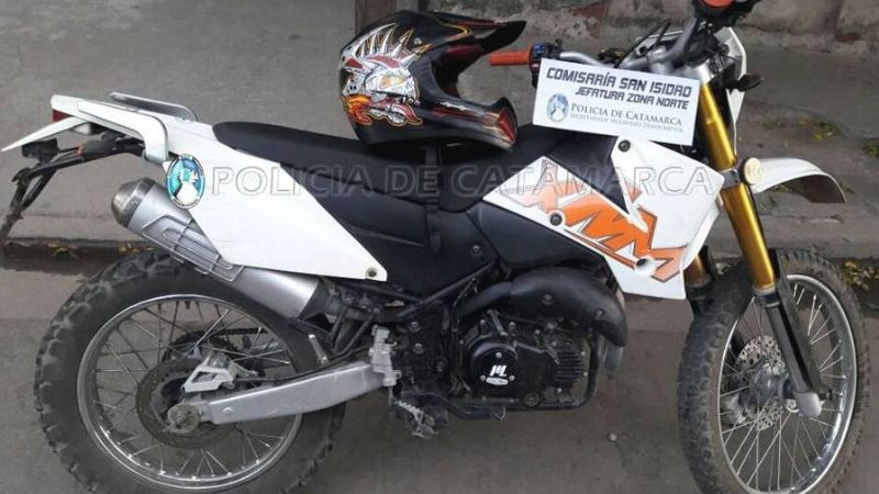 Pareja detenida cuando intentaba vender un casco robado