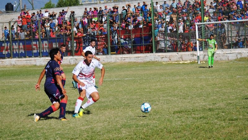 El “Santo” lo remontó, ganó y sigue en el Federal “A”
