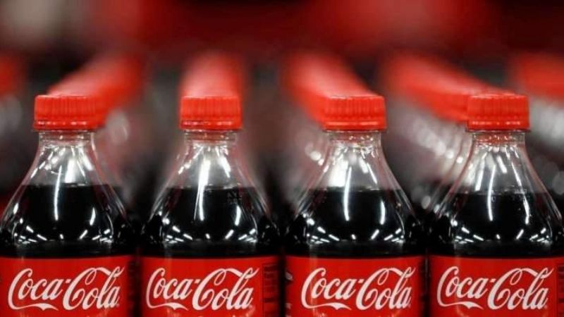 Abrió una botella de Coca y encontró un preservativo: deberán pagarle $100 mil