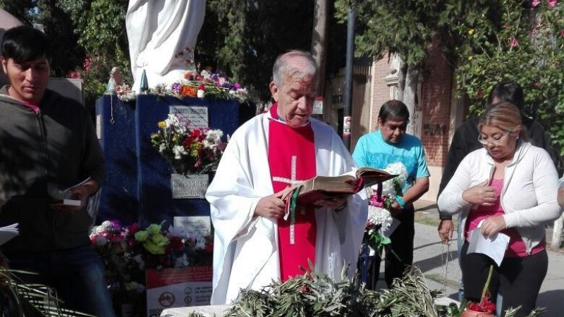 Domingo de Ramos en la capilla del cementerio