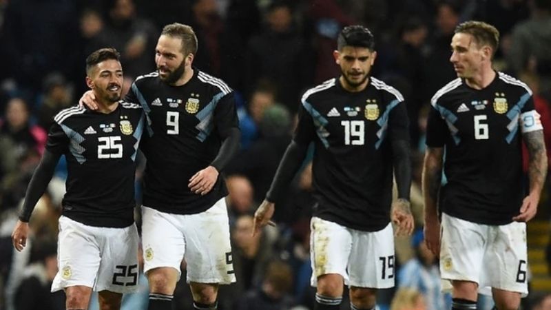 Otra vez sin Messi, Argentina se mide hoy con España