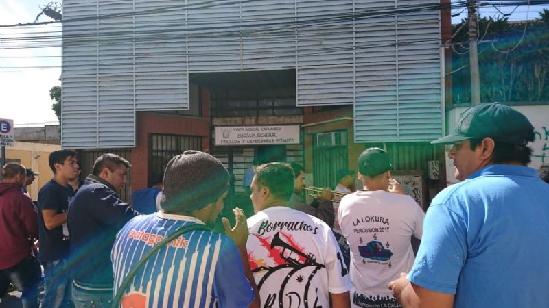 Hinchas de Villa Cubas piden la renuncia de Russo con un piquete