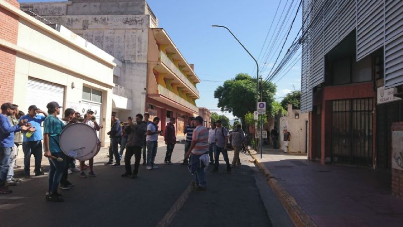 Hinchas de Villa Cubas piden la renuncia de Russo con un piquete