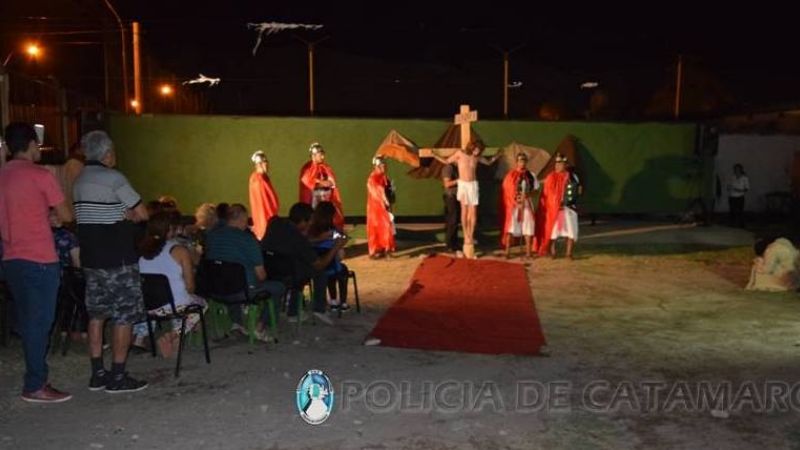 Policías realizaron un Via Crucis Viviente