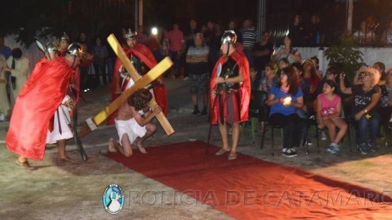 Policías realizaron un Via Crucis Viviente