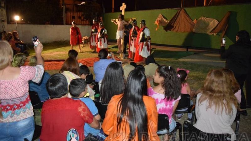 Policías realizaron un Via Crucis Viviente
