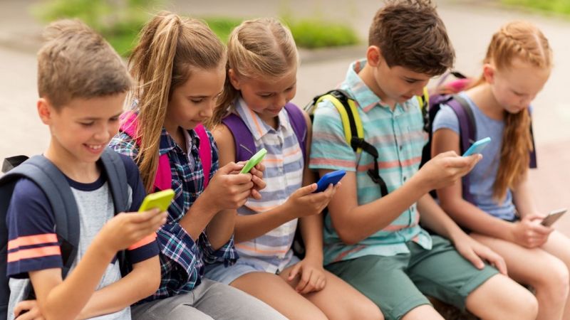 Lanzan una app para administrar el uso del celular de los hijos