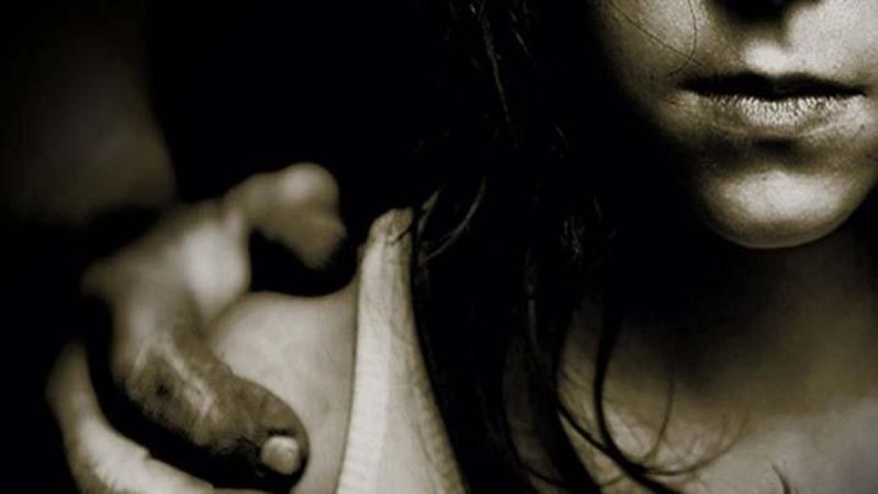 Mujer captó a una menor, y la retuvo para que su hijo la abusara