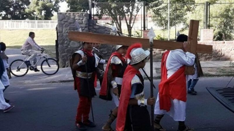 Niños del Hogar Escuela  recrearon el Camino de la Cruz