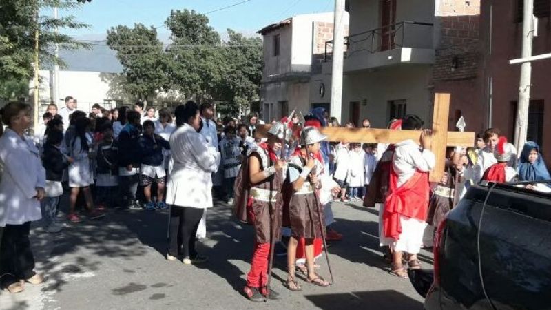 Niños del Hogar Escuela  recrearon el Camino de la Cruz