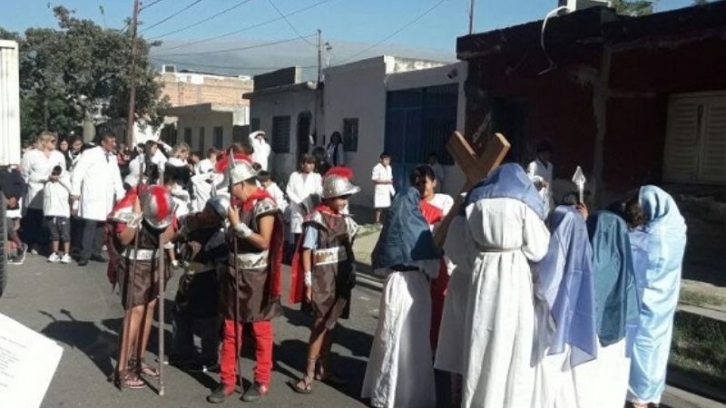 Niños del Hogar Escuela  recrearon el Camino de la Cruz