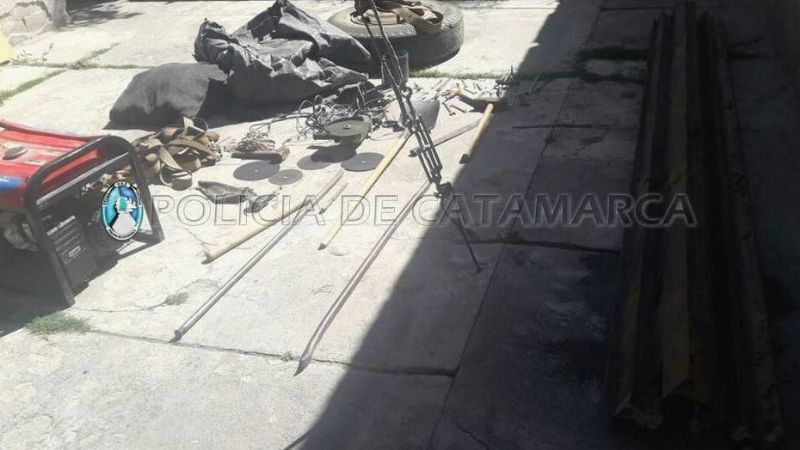 Atrapan a tres riojanos robando rieles en Pomán