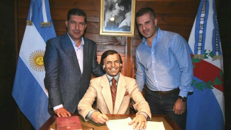 Hicieron una escultura de Carlos Menem en Anillaco