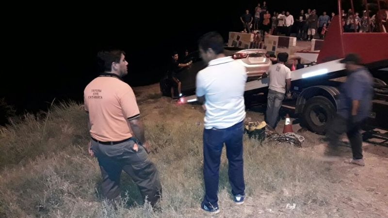 Retiraron el automóvil hundido en el dique El Jumeal