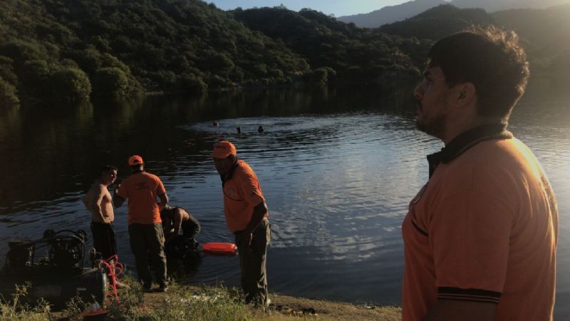 Retiraron el automóvil hundido en el dique El Jumeal