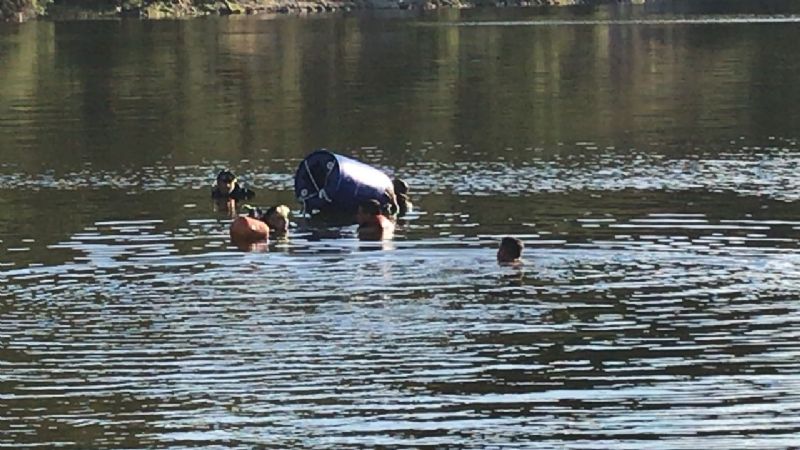 Retiraron el automóvil hundido en el dique El Jumeal