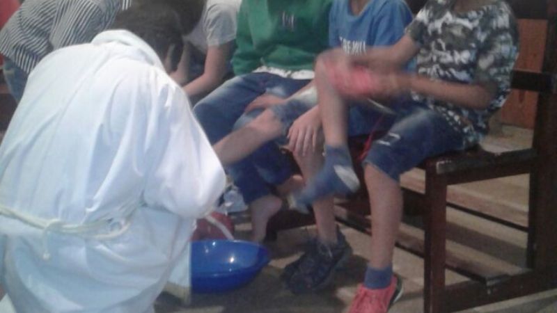 Lavado de pies a alumnos de catequesis