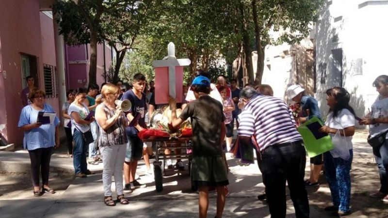 Se realizó el Vía Crucis  en el cementerio municipal