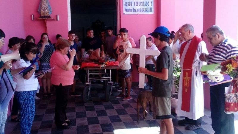 Se realizó el Vía Crucis  en el cementerio municipal