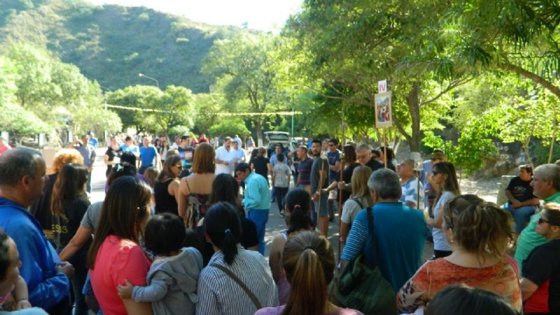 Familias y peregrinos hicieron el Camino de la Cruz en la Gruta