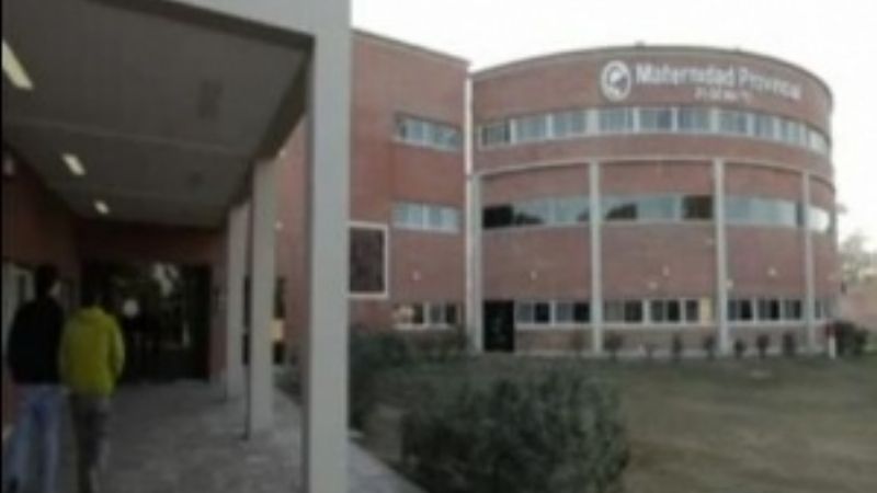 Encuentran a una mujer inconsciente y con poca ropa en una plaza