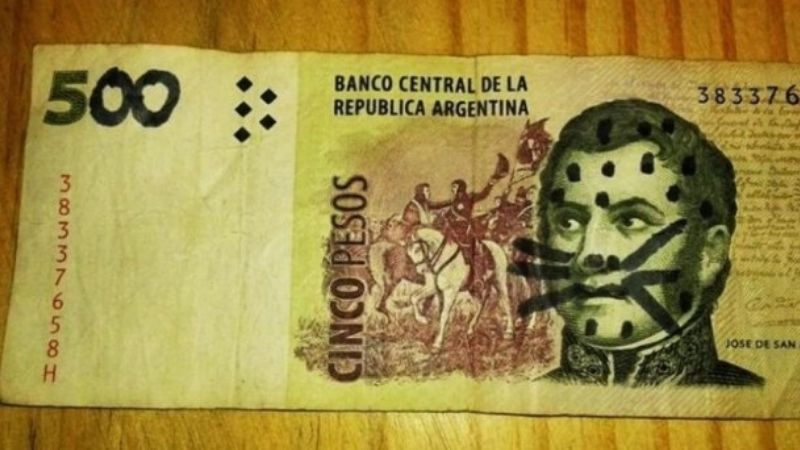 Alteró un billete de $5 para hacerlo pasar como uno de $500 y terminó preso
