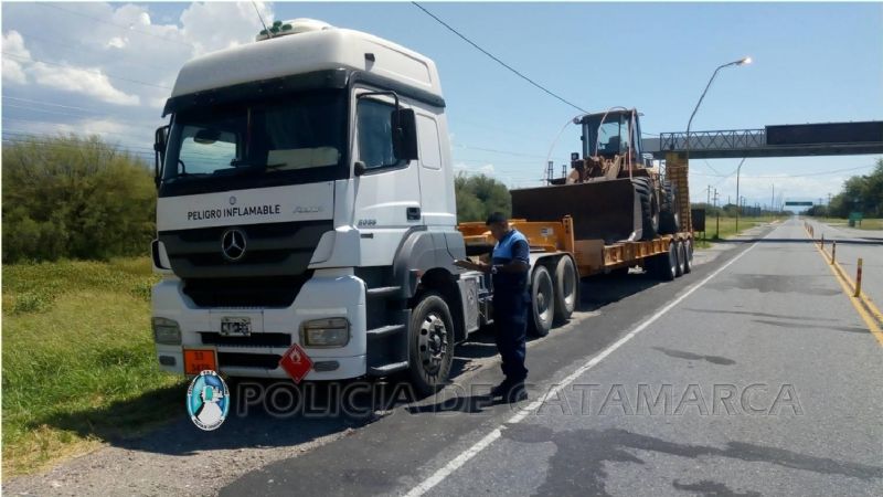 Secuestran un camión y una máquina excavadora