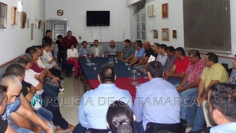 Policías analizaron el incremento salarial