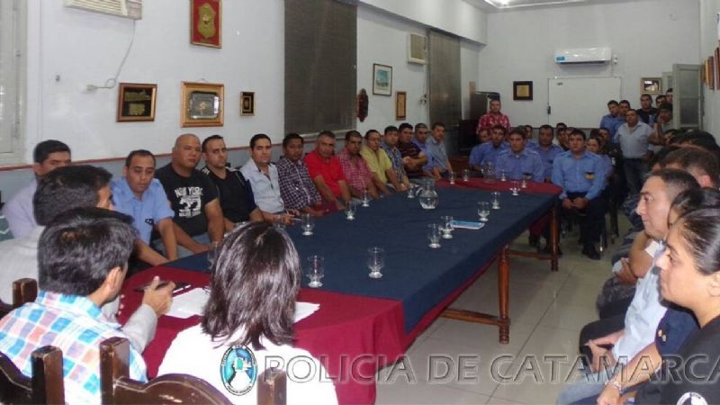 Policías analizaron el incremento salarial