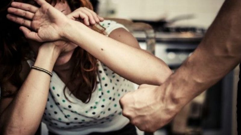 Aprehenden a un hombre por agredir a una mujer y sus hijos