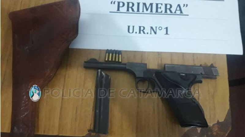 Una mujer encontró un arma de fuego debajo de su cama