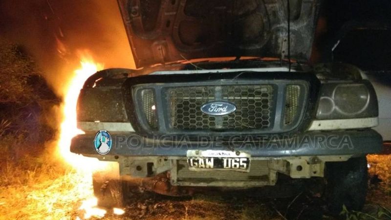 Voraz incendio de una camioneta en El Alto