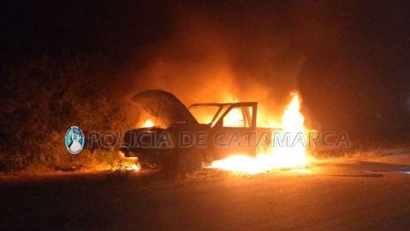 Voraz incendio de una camioneta en El Alto