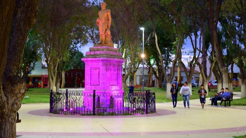 El monumento de la plaza principal se tiñó de rosa en homenaje a la mujer