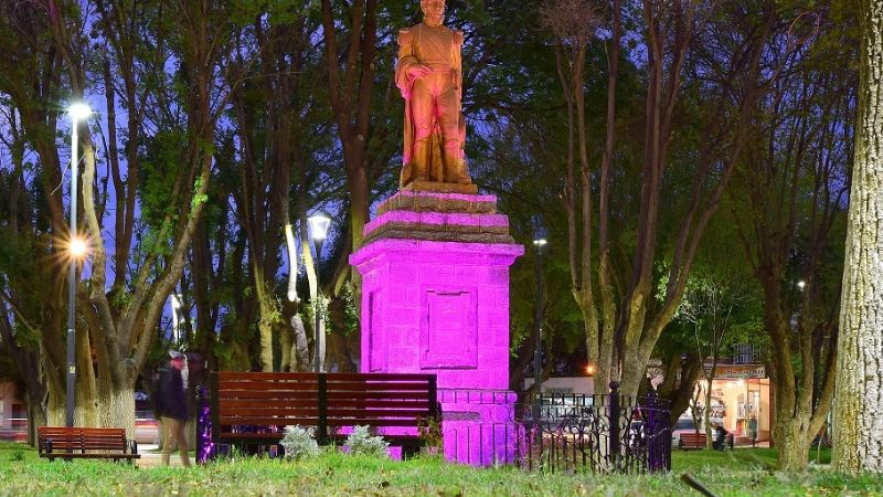 El monumento de la plaza principal se tiñó de rosa en homenaje a la mujer