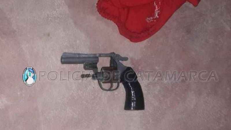 Lo buscaban por violencia de género, le encontraron droga y un arma