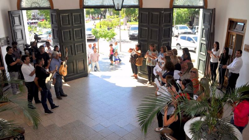 Serenatas sorpresas a las mujeres en su día