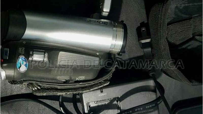 Arrestan a dos jóvenes y secuestran una cámara filmadora