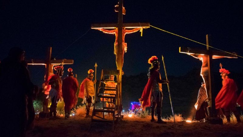 Conmovedoras escenificaciones del Vía Crucis en distintas comunidades