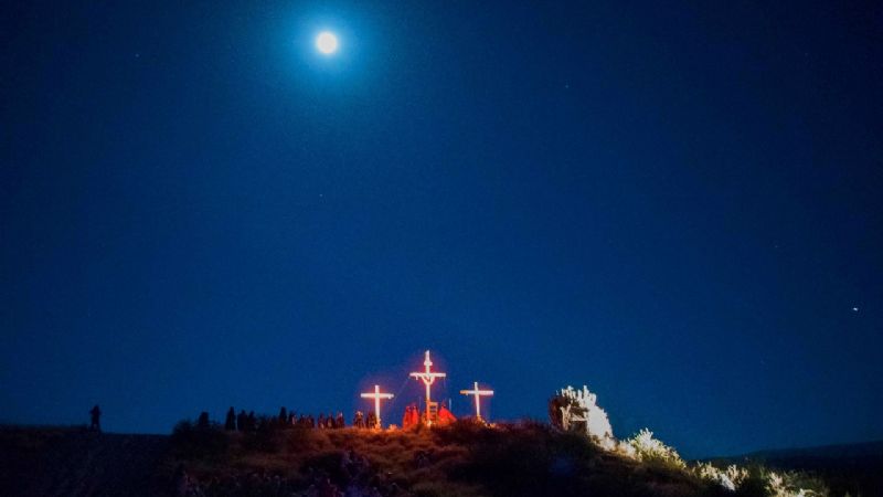 Conmovedoras escenificaciones del Vía Crucis en distintas comunidades