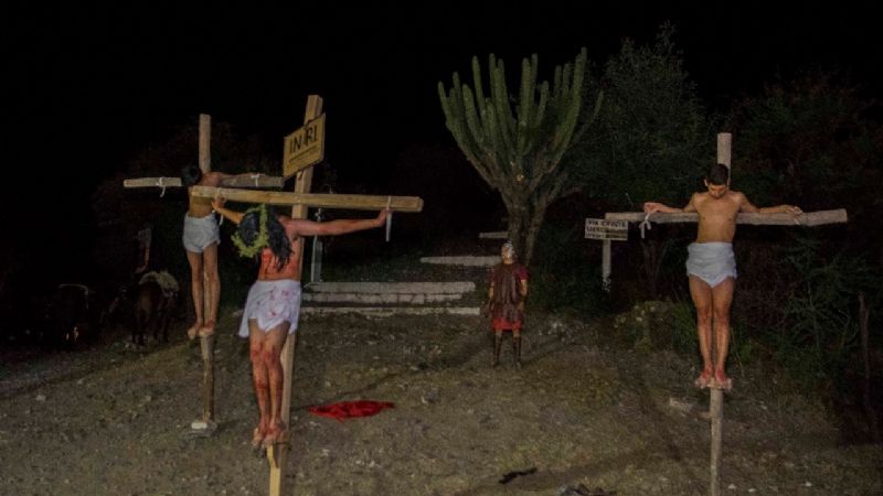 Conmovedoras escenificaciones del Vía Crucis en distintas comunidades