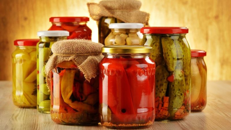 Prohíben la venta de varias conservas y una marca de dulce de leche