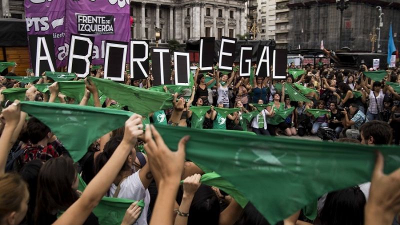 "Pañuelazo" vs. "Banderazo" en el inicio del debate por el aborto