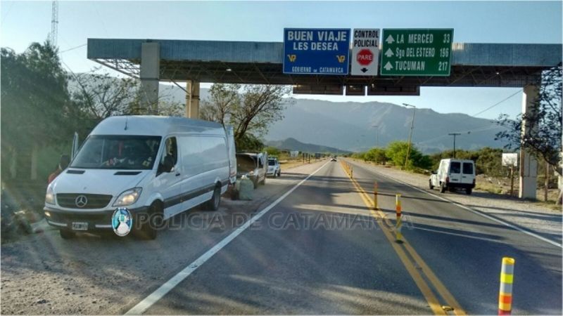 Un hombre y tres mujeres viajaban con una adolescente sin permiso