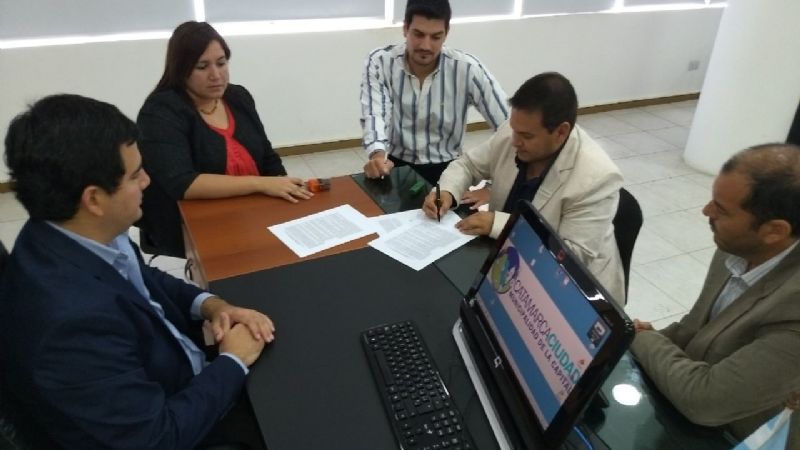 La Caja de Crédito firmó un nuevo convenio por calefones solares