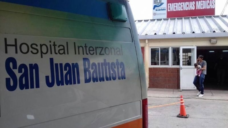 Se le derrumbó una estantería de un local y terminó en el hospital