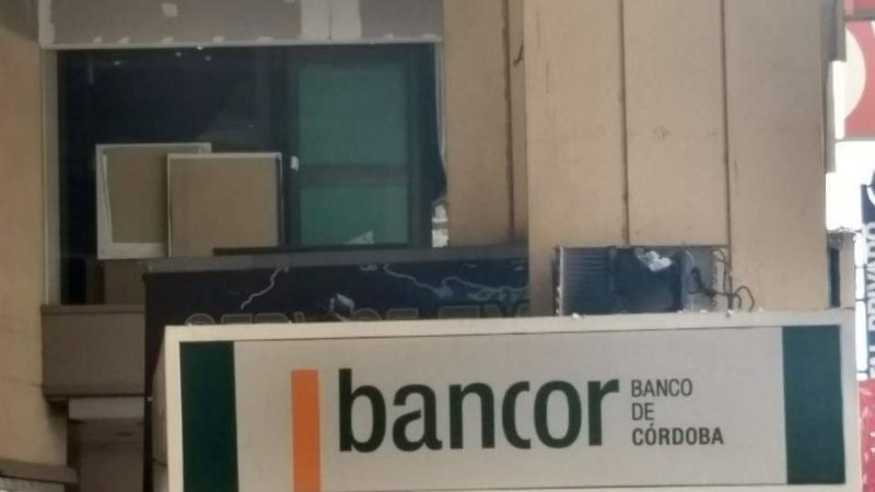 Un herido por la explosión de un cajero frente al Patio Olmos